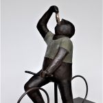 Hollandse Nieuwe. Kunsthars met bronscoating. L.: 34 cm., B.: 14 cm., H.: 36 cm.  Prijs op aanvraag