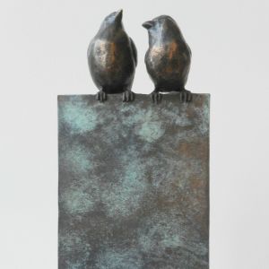 Twee musjes op een muurtje, brons