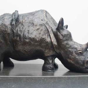 neushoorn met ossepikkers, brons