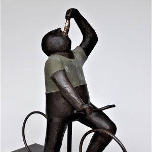 Angelo met haring, kunsthars met bronscoating