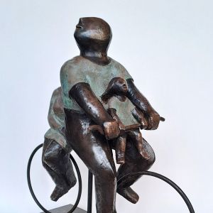 Angelo met familie, keramiek met bronscoating