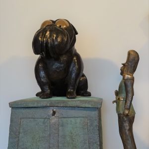 " De Tondeldoos", sprookje van H.C. Andersen. Keramiek met brons coating. 28 x 48 x 46 cm.